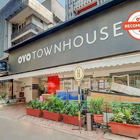 Vaccinated Staff- Oyo Townhouse 105 Khar West Station Hotel Mumbai Bagian luar foto