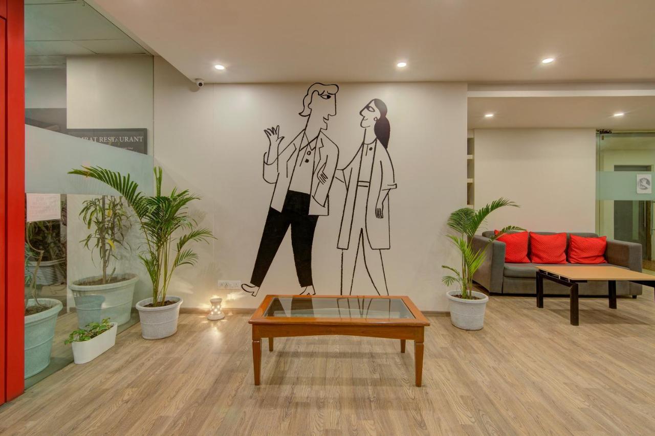 Vaccinated Staff- Oyo Townhouse 105 Khar West Station Hotel Mumbai Bagian luar foto