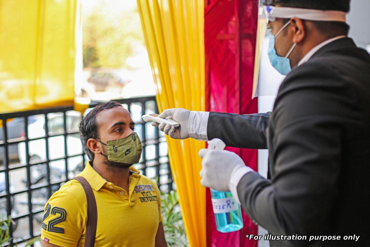 Vaccinated Staff- Oyo Townhouse 105 Khar West Station Hotel Mumbai Bagian luar foto