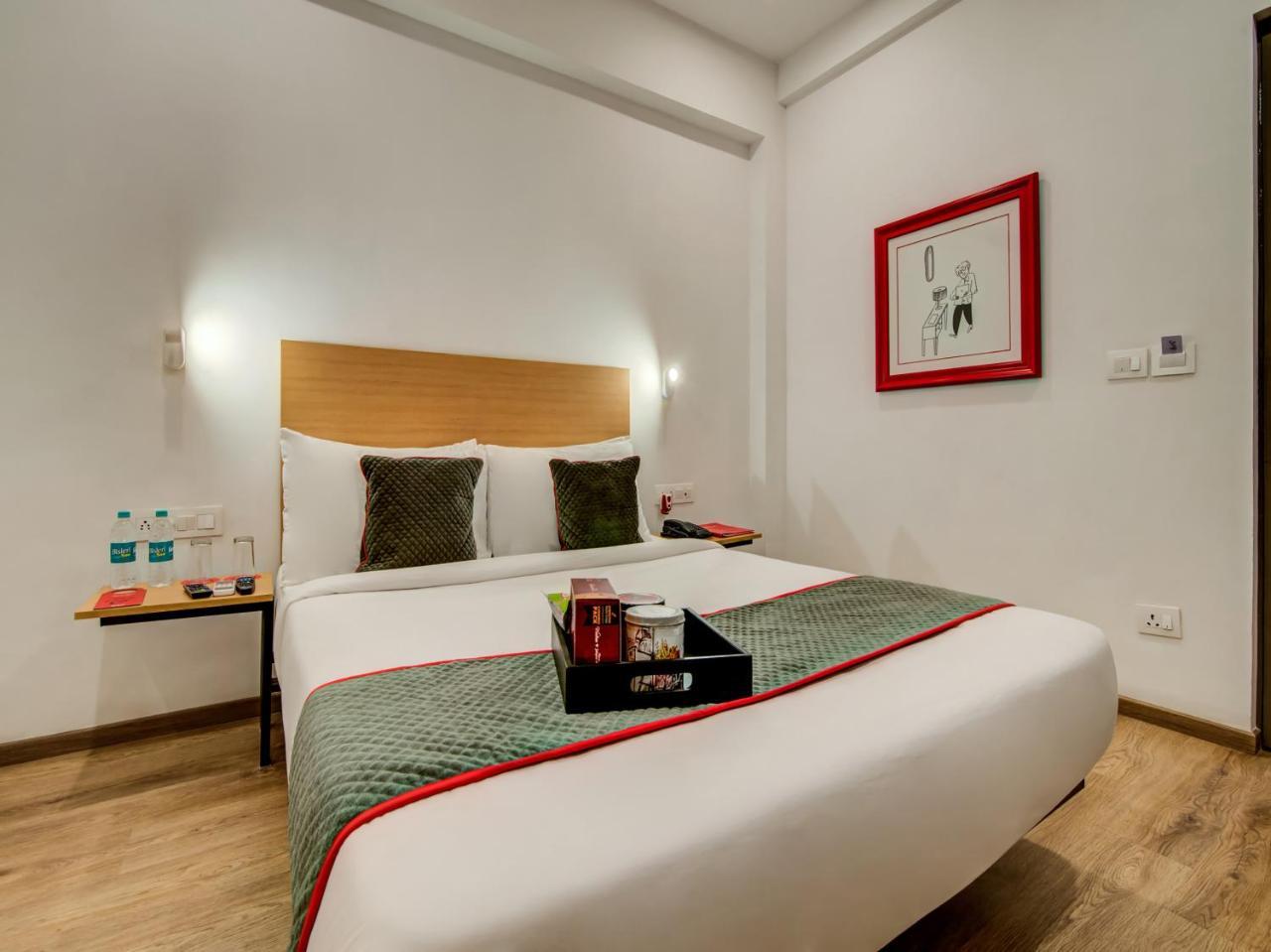 Vaccinated Staff- Oyo Townhouse 105 Khar West Station Hotel Mumbai Bagian luar foto