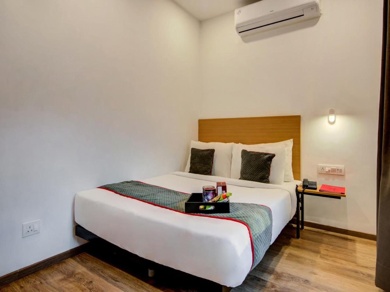 Vaccinated Staff- Oyo Townhouse 105 Khar West Station Hotel Mumbai Bagian luar foto
