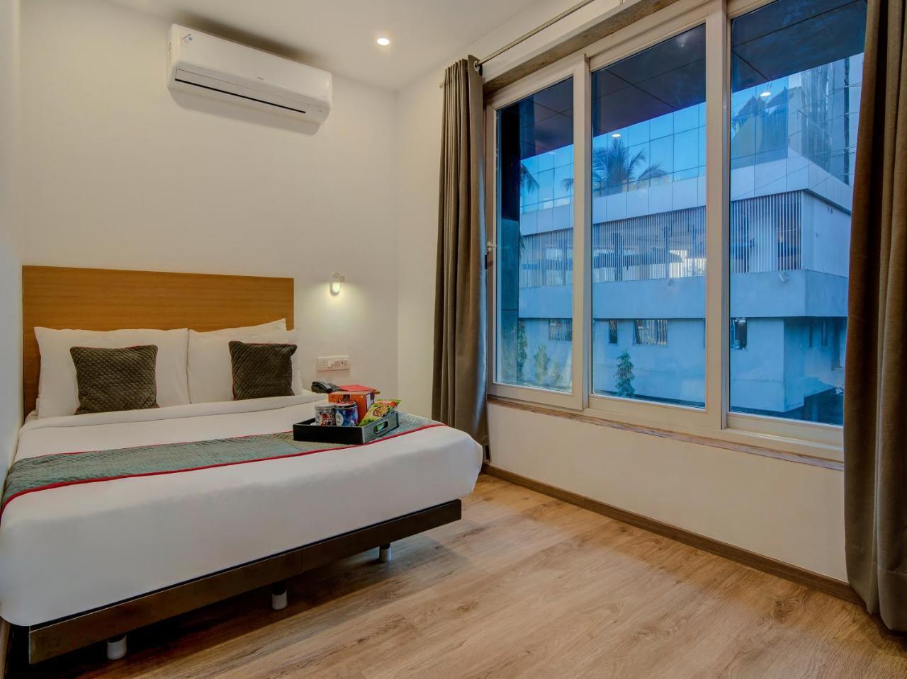Vaccinated Staff- Oyo Townhouse 105 Khar West Station Hotel Mumbai Bagian luar foto