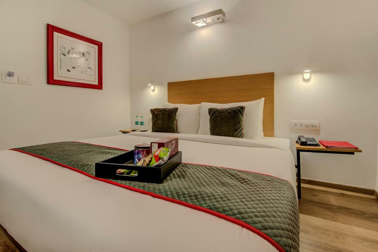 Vaccinated Staff- Oyo Townhouse 105 Khar West Station Hotel Mumbai Bagian luar foto