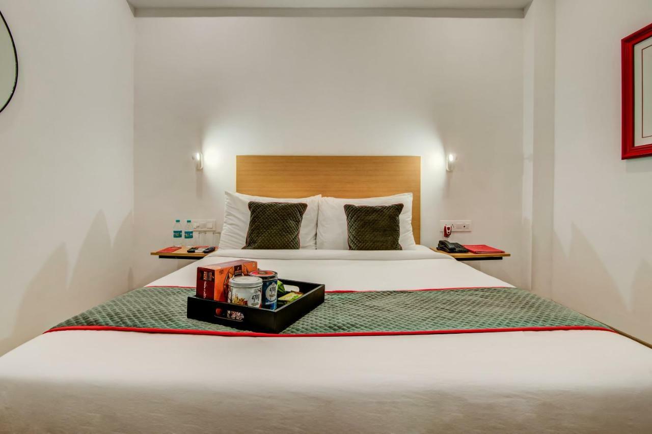 Vaccinated Staff- Oyo Townhouse 105 Khar West Station Hotel Mumbai Bagian luar foto