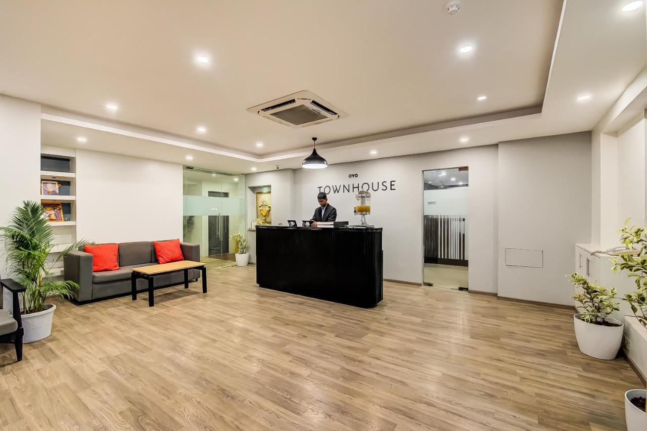 Vaccinated Staff- Oyo Townhouse 105 Khar West Station Hotel Mumbai Bagian luar foto